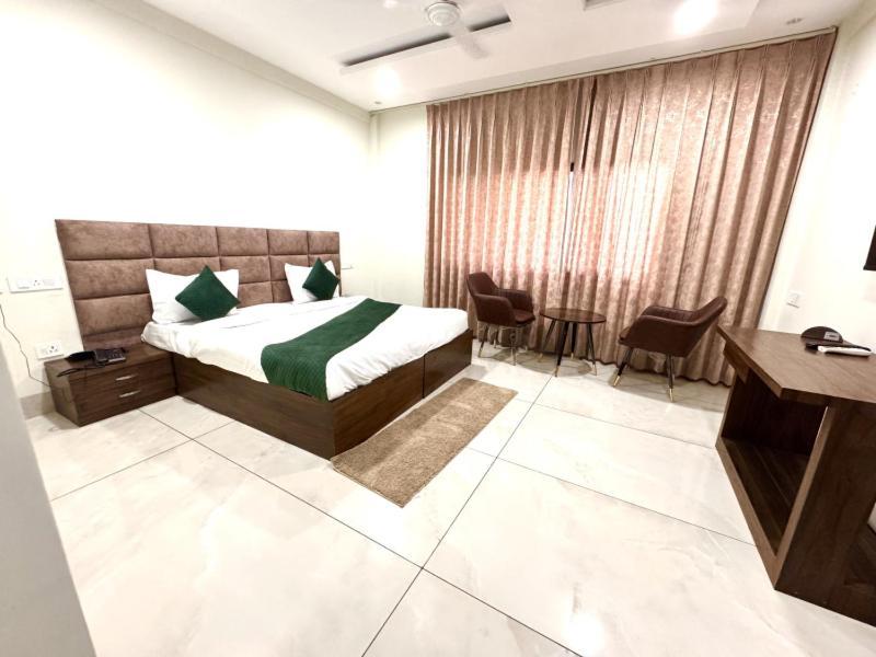 Prism Grand Hotell Zirakpur Eksteriør bilde